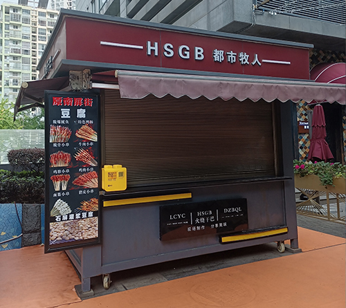 昆明北京路某商业街售货亭