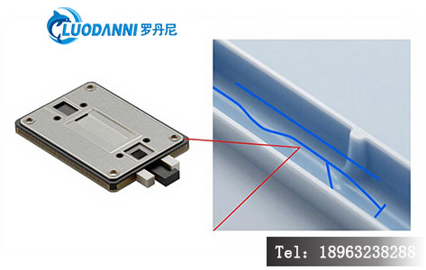 POCT 微流控芯片实物与 PDMS 通道微观结构示意图