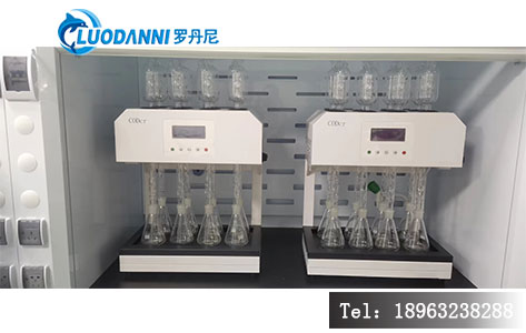 微晶加热智能 COD 回流消解仪设备整体实物图,标注冷凝回流系统、微晶加热面板、触控操作屏等部件