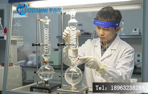 传统蒸馏装置接口多,易逸散酸雾,必须在通风橱内操作,并对人员做严格防护。