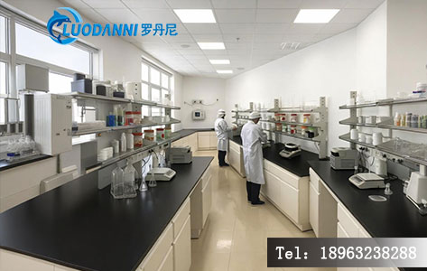苏州某药企研发中心实验室内,分析人员正在进行传统容量瓶定容操作,旁边堆放着大量待处理样品