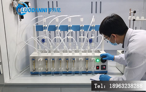 实验室人员操作硫化物酸化吹气仪场景