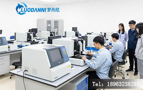 微电子实训室全景,实验台上摆放着匀胶机、光刻机等,一名学生正在操作,突出教学演示环境