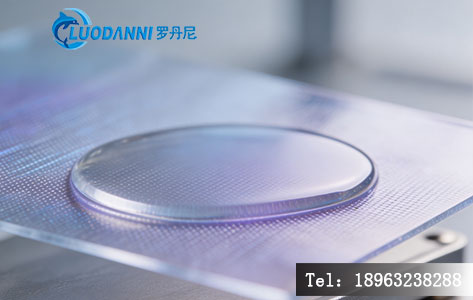 一张经过等离子处理后,水滴在PE薄膜表面均匀铺展开的接触角测量特写图
