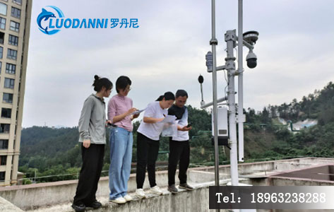 湖北十堰市环境监测站工作人员工作生物毒性检测仪使用场景