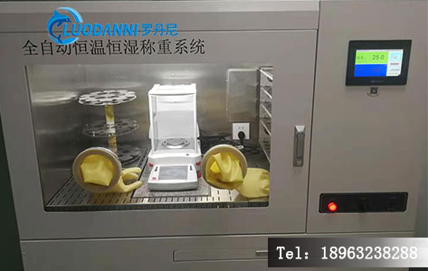 系统触摸屏操作界面与数据管理功能展示图