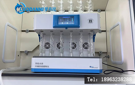 12工位智能水浴冷凝回流提取仪正面工作照,显示排列整齐的烧瓶与独立的冷凝管,LED屏亮起温度参数