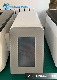 设备触控屏界面实拍,显示多段程序控温曲线和实时温度,突出智能化操作。