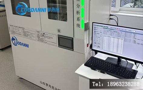 规范整洁的废水实验室操作台,操作员正在用仪器进行称量或记录