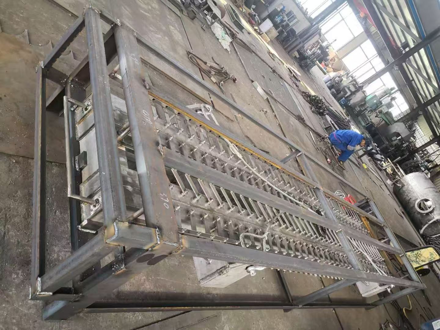 陰陽極吊具