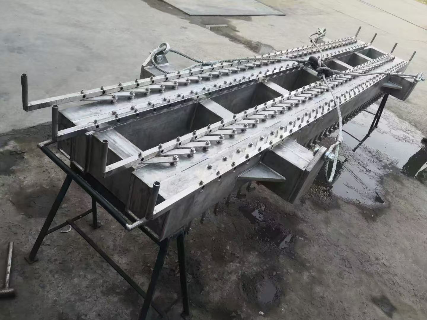 陰陽極吊具