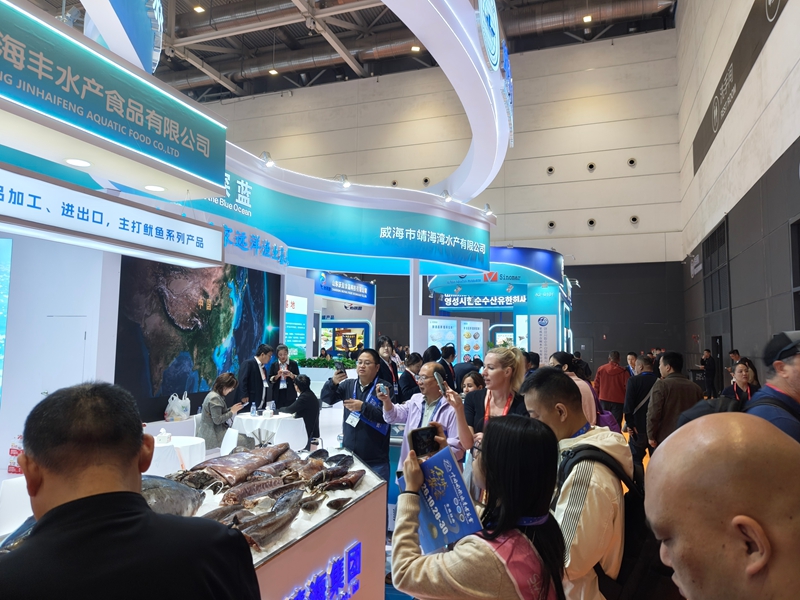 2.公司系列海产品吸引众多客户围观