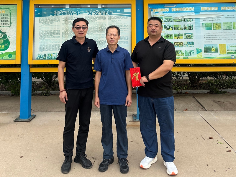 2.在人和镇靖海完小走访慰问