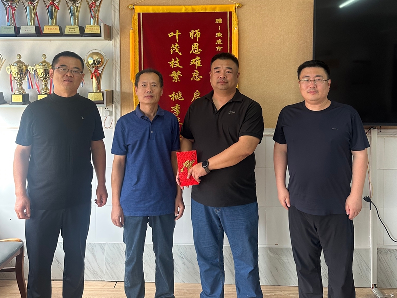 1.在荣成市第二十四中学走访慰问