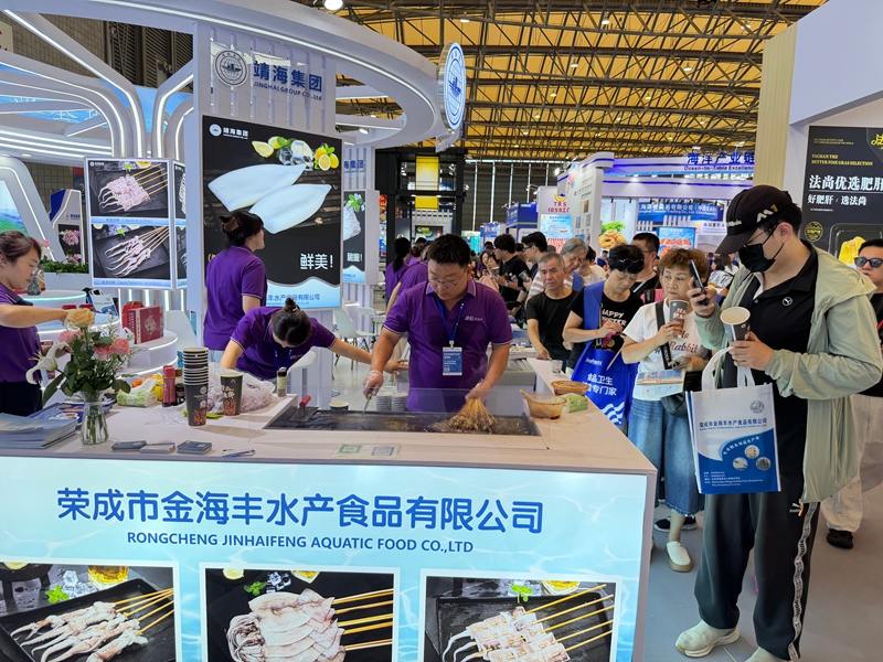 2.公司产品吸引众多客户品鉴咨询