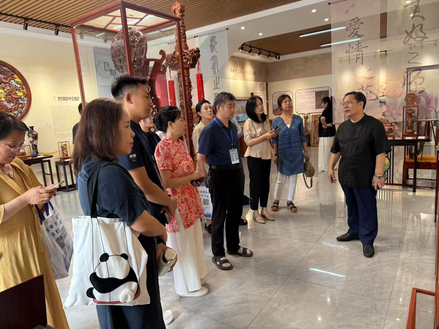 “侨爱心——归侨侨眷技能培训班”走进泰山桃木王，领略非遗魅力