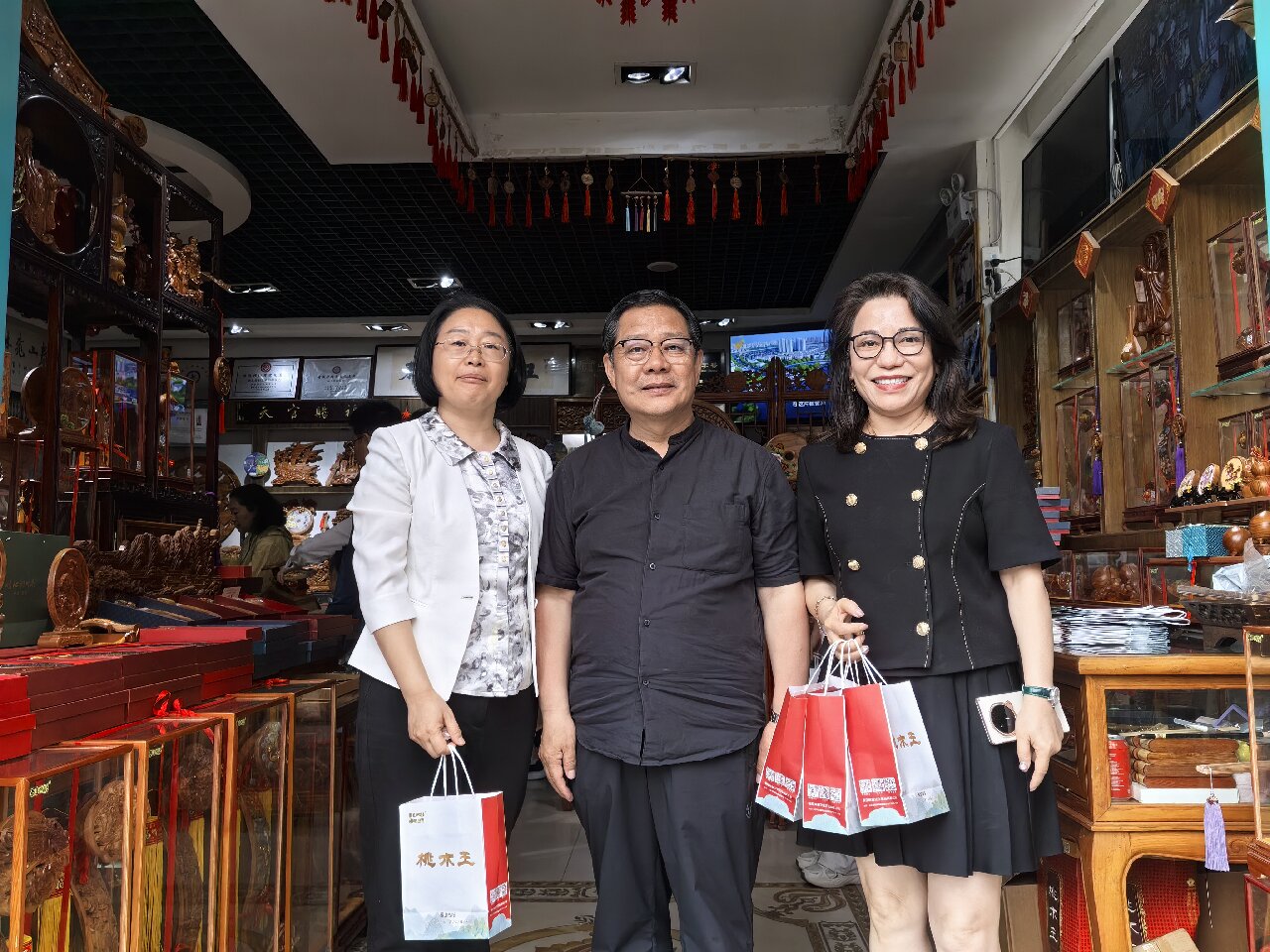 两岸文脉相融 共赏匠心非遗 —— 全国台企联走进泰山桃木王