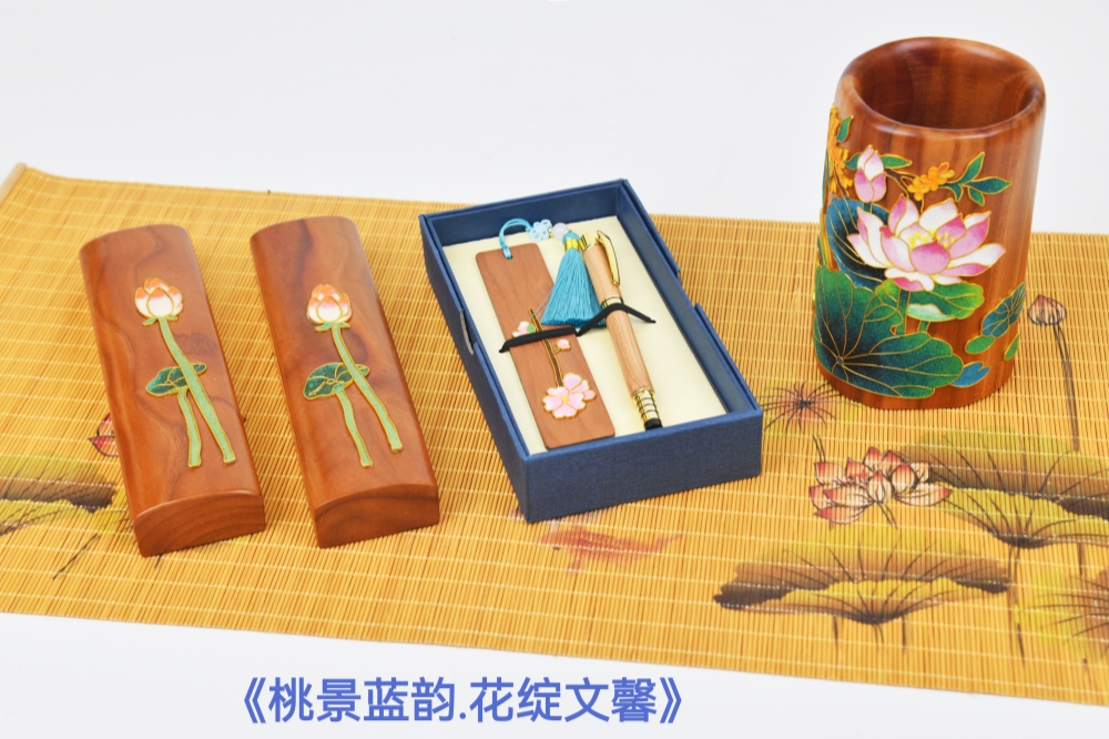 桃景蓝韵.花绽文馨》_副本