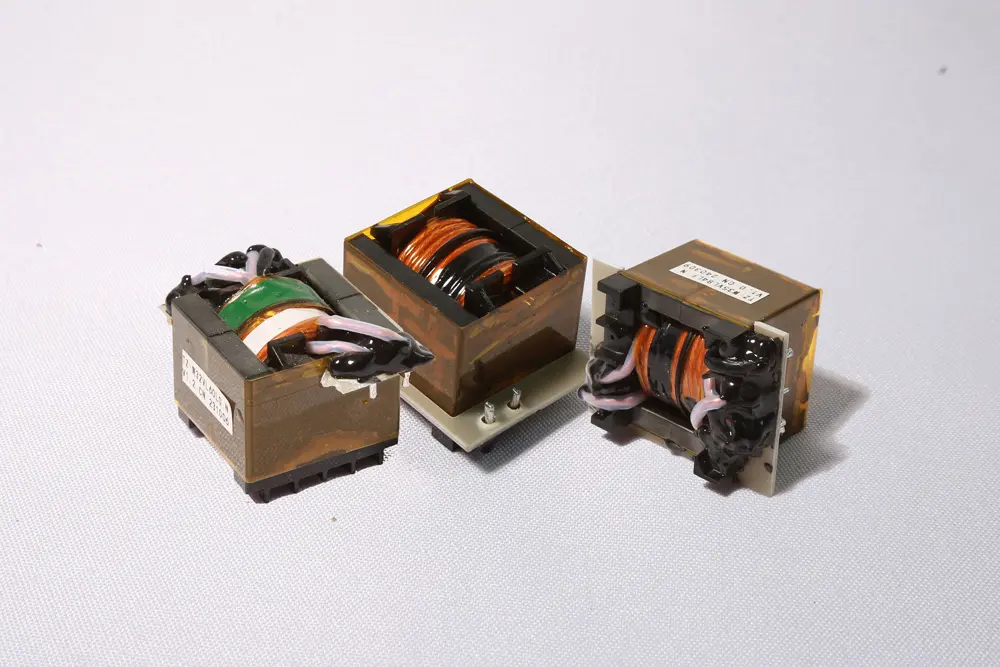 Suspended base plate type main transformer