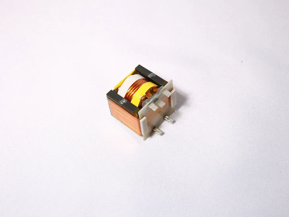 Baseplate type main transformer