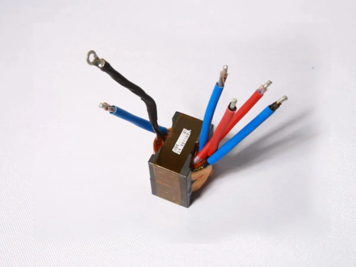 Leaded main transformer