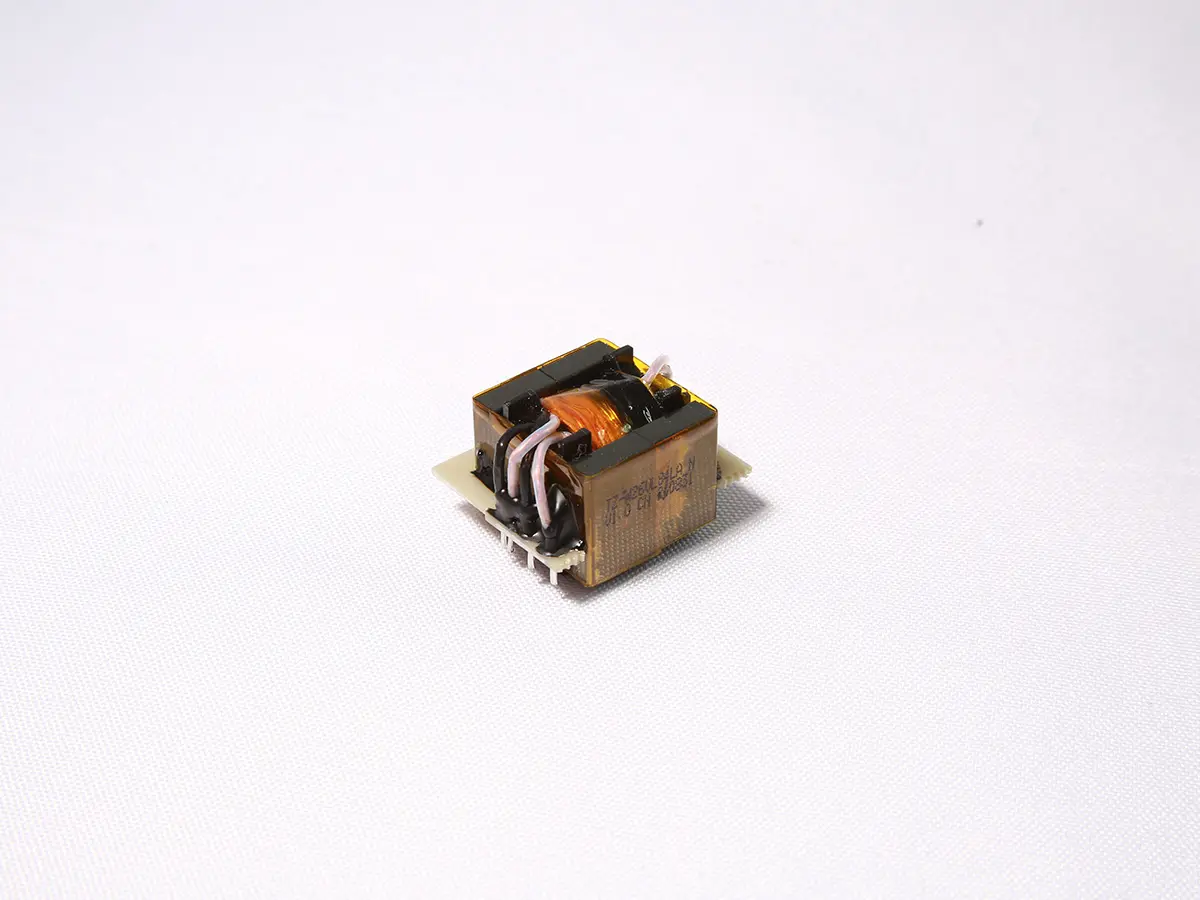 Suspended base plate type main transformer