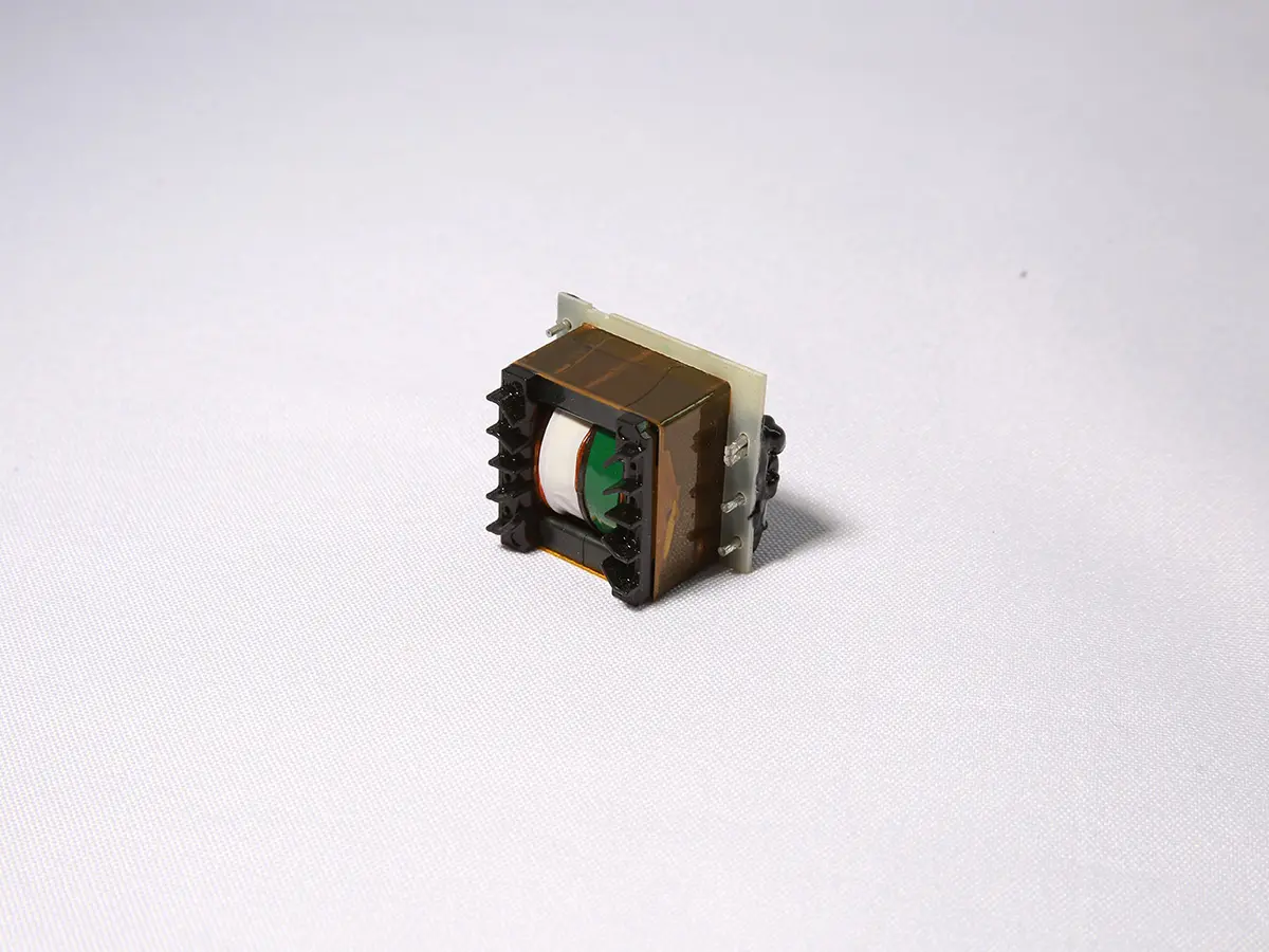 Suspended base plate type main transformer