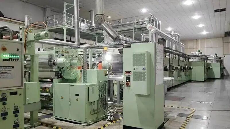 近日,据湖北富思特集团:其ILC-BOPP(在线涂布)项目已完成核心设备安装与试车,即将正式投产。