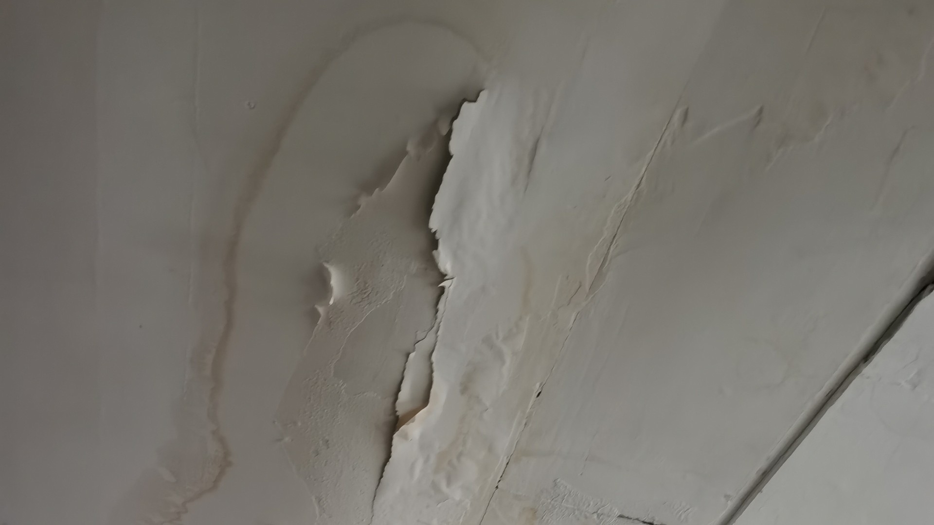更衣室顶棚滴水客人直皱眉，嘉程两晚修好还没耽误营业