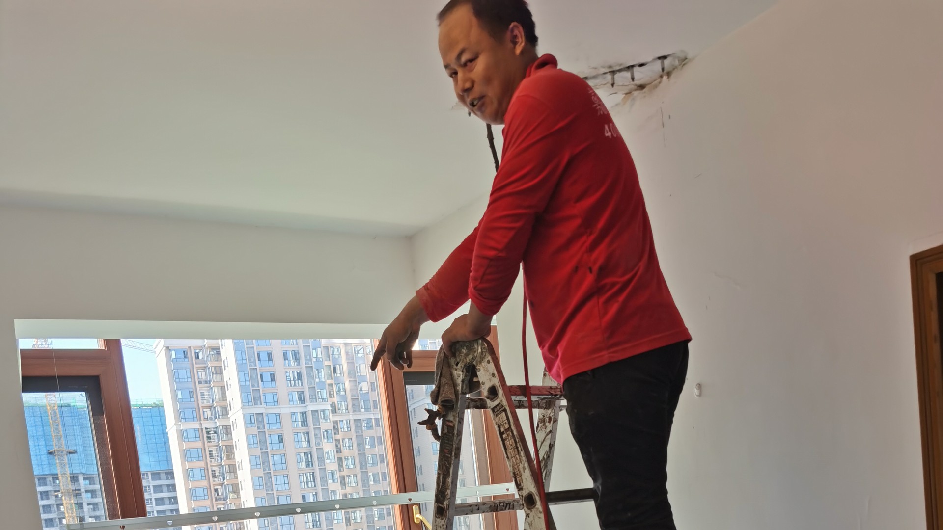 都说教学楼屋面只能等暑假大修，嘉程却赶在雨季前补好了
