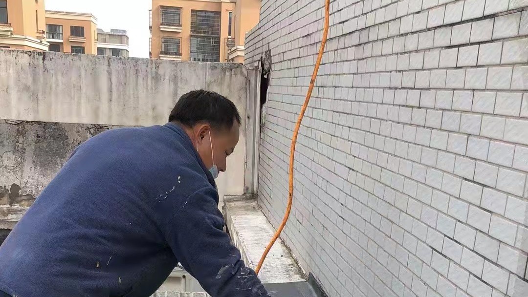 都说教学楼屋面只能等暑假大修，嘉程却赶在雨季前补好了