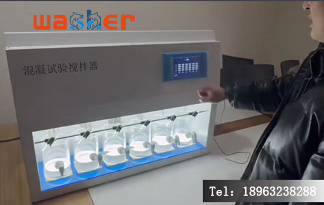 操作步骤实拍图——技术人员正在向搅拌杯中投加PAC药剂,同时另一只手在计时器上设定快搅时间,画面体现规范操作。