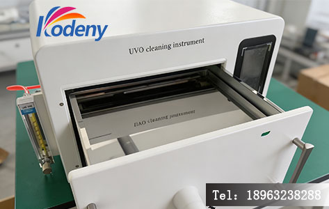 一台桌面式UV100紫外臭氧清洗机的外观或操作界面图,不锈钢机身,数字倒计时显示屏,样品托盘拉出状态。