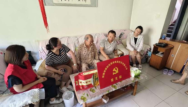 85.2 銀穗財稅集團代表烏魯木齊高新區（新市區）工商聯(lián)深情慰問(wèn)老黨員，傳承紅色基因，共慶建黨節