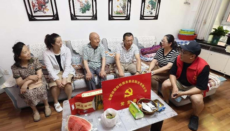 85.1 銀穗財稅集團代表烏魯木齊高新區（新市區）工商聯(lián)深情慰問(wèn)老黨員，傳承紅色基因，共慶建黨節