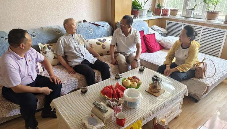 85.5 銀穗財稅集團代表烏魯木齊高新區（新市區）工商聯(lián)深情慰問(wèn)老黨員，傳承紅色基因，共慶建黨節