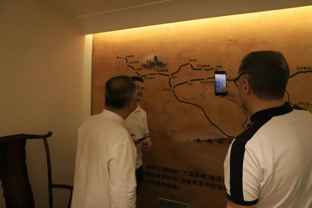 【 Member Company News 】 A delegation from the Russian Academy of Sciences visited the Wuhan branch of Zhao Liqiao Tea Factory to exchange intangible cultural he