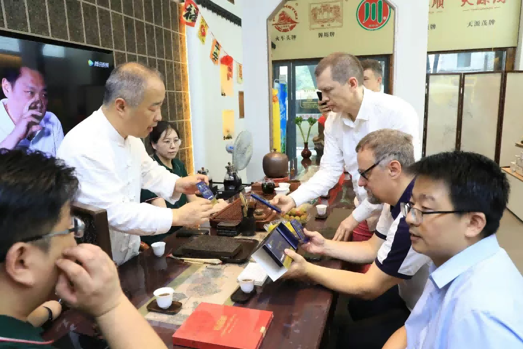 【 Member Company News 】 A delegation from the Russian Academy of Sciences visited the Wuhan branch of Zhao Liqiao Tea Factory to exchange intangible cultural he