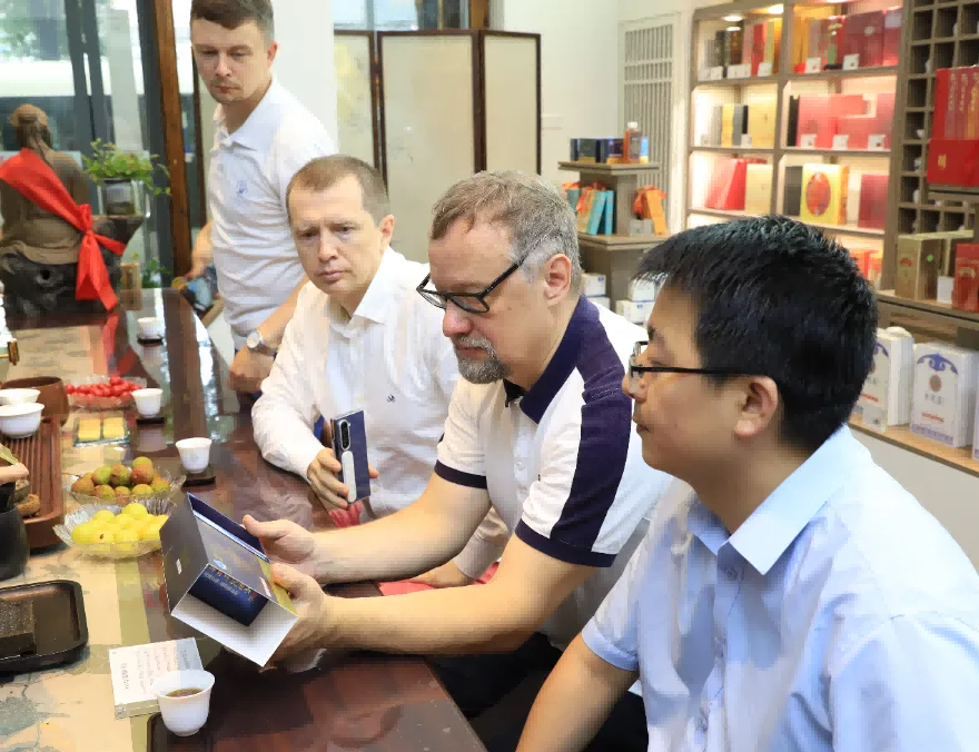 【 Member Company News 】 A delegation from the Russian Academy of Sciences visited the Wuhan branch of Zhao Liqiao Tea Factory to exchange intangible cultural he