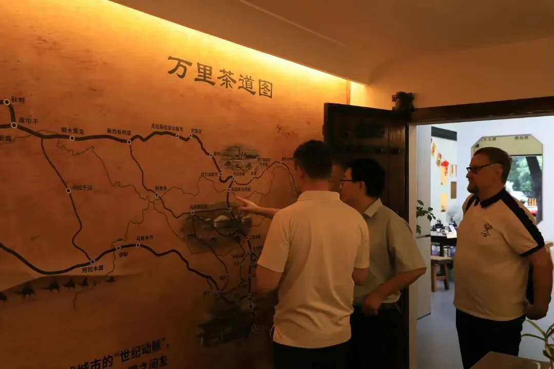 【 Member Company News 】 A delegation from the Russian Academy of Sciences visited the Wuhan branch of Zhao Liqiao Tea Factory to exchange intangible cultural he