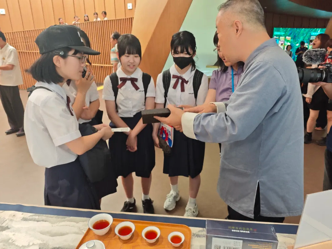 【 Group News 】 The exotic scenery of mountains and rivers is full of tea fragrance | Hubei Tea Industry Group debuts at the China Pavilion Hubei Activity Week