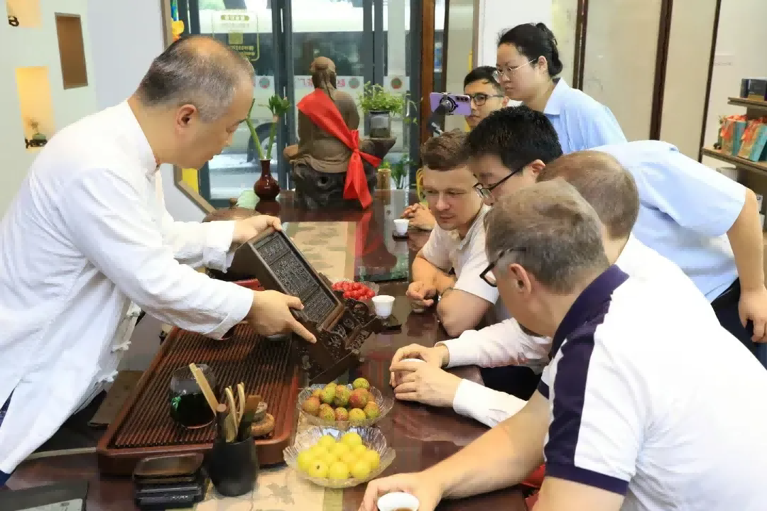 【 Member Company News 】 A delegation from the Russian Academy of Sciences visited the Wuhan branch of Zhao Liqiao Tea Factory to exchange intangible cultural he