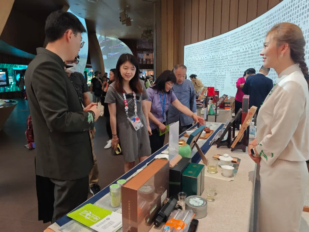 【 Group News 】 The exotic scenery of mountains and rivers is full of tea fragrance | Hubei Tea Industry Group debuts at the China Pavilion Hubei Activity Week