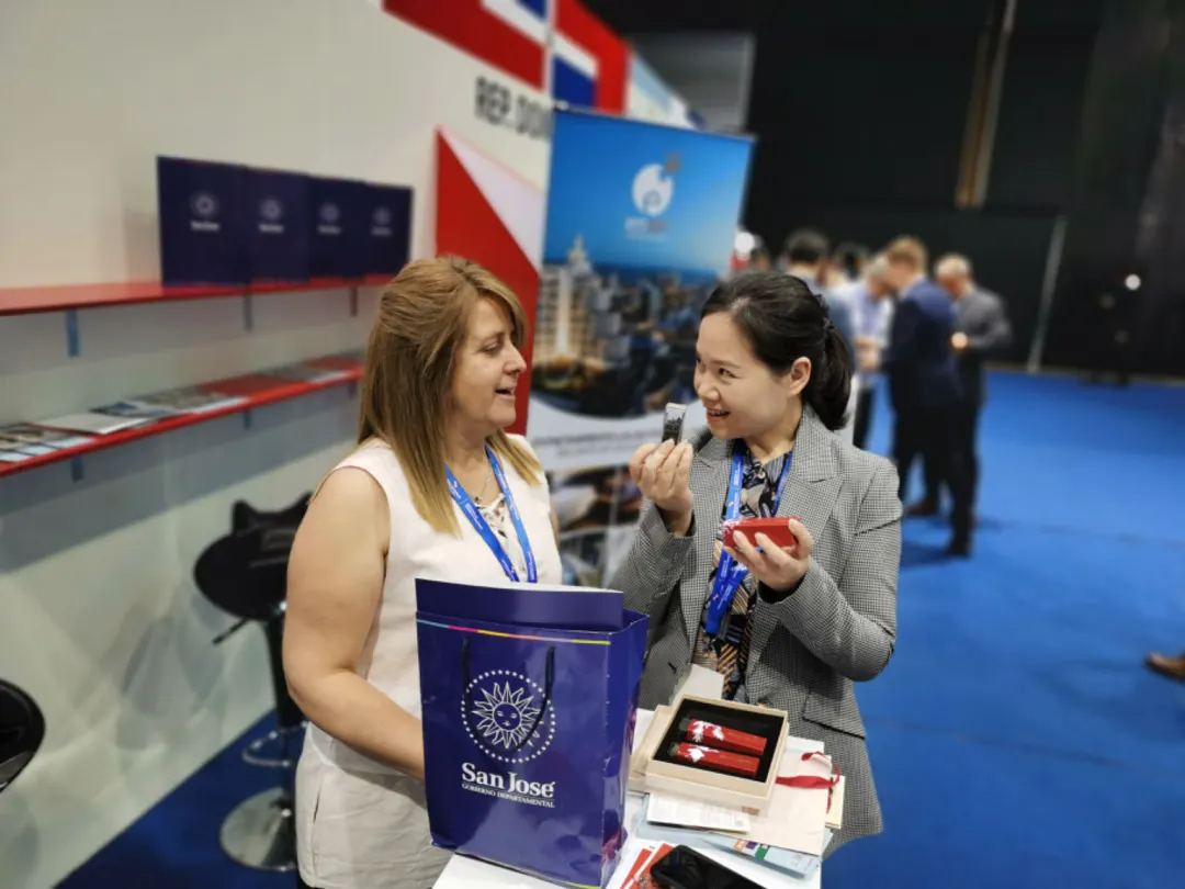 【 Group News 】 The "Chutian Good Tea" product under Hubei Tea Industry Group debuted at the 2024 "Entering the Americas" investment and trade event