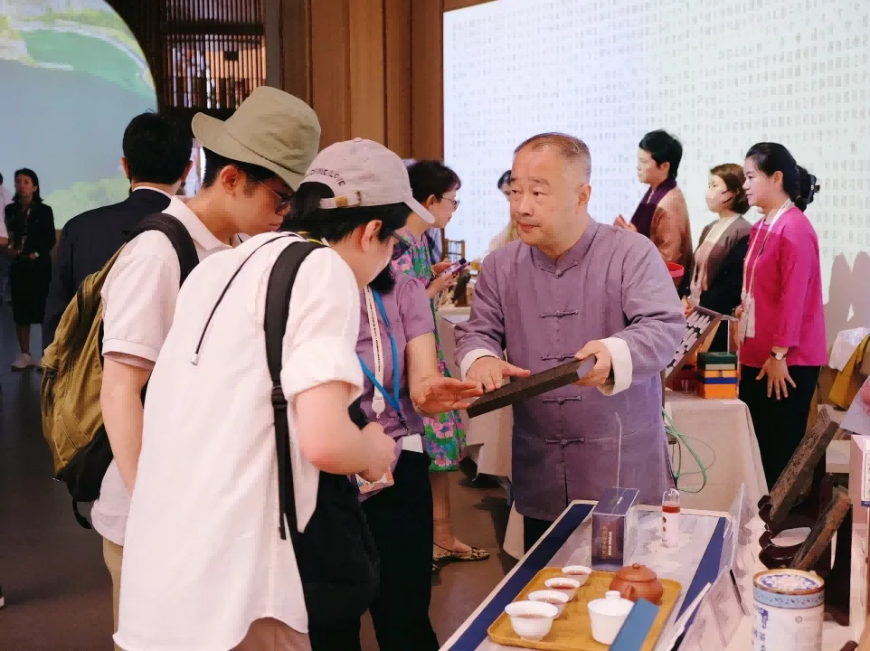 【 Group News 】 The exotic scenery of mountains and rivers is full of tea fragrance | Hubei Tea Industry Group debuts at the China Pavilion Hubei Activity Week