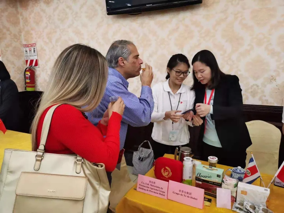 【 Group News 】 The "Chutian Good Tea" product under Hubei Tea Industry Group debuted at the 2024 "Entering the Americas" investment and trade event