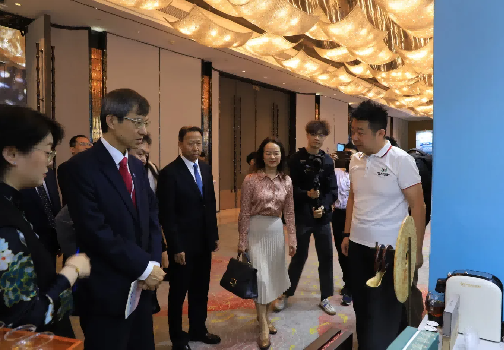 【 Group News 】 China, Japan, and South Korea Share the Beauty of Chutian Good Tea | Hubei Tea Industry Group Debuts at the China Japan Korea Economic Seminar an