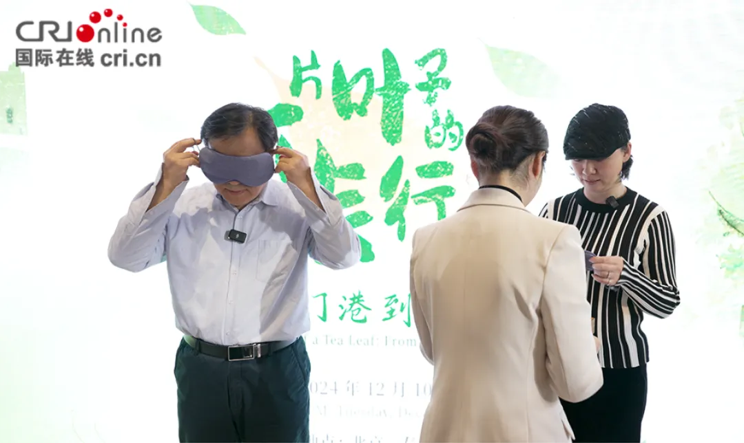 【 Group News 】Hubei Tea Industry Group showcases AI intelligent tea brewing machine at the second season of Silk Road Expo