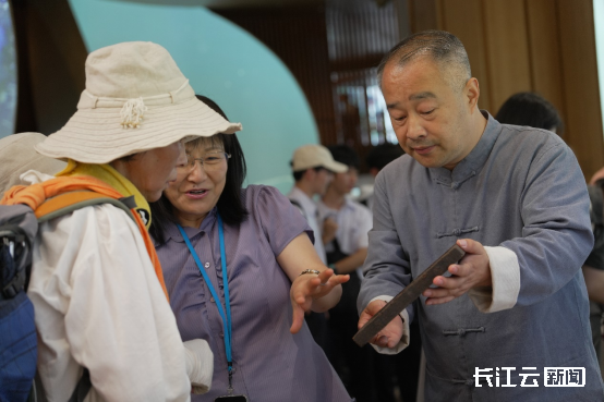 【 Group News 】 The exotic scenery of mountains and rivers is full of tea fragrance | Hubei Tea Industry Group debuts at the China Pavilion Hubei Activity Week
