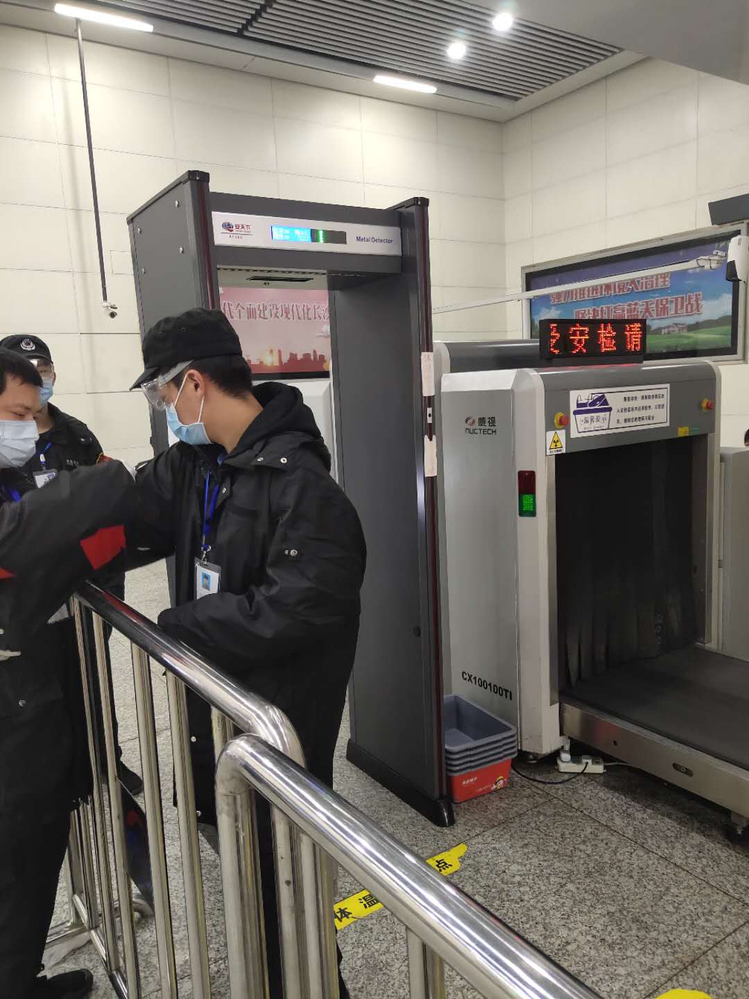 安检只要刷身份证,不用再排队登记,方便多了!1